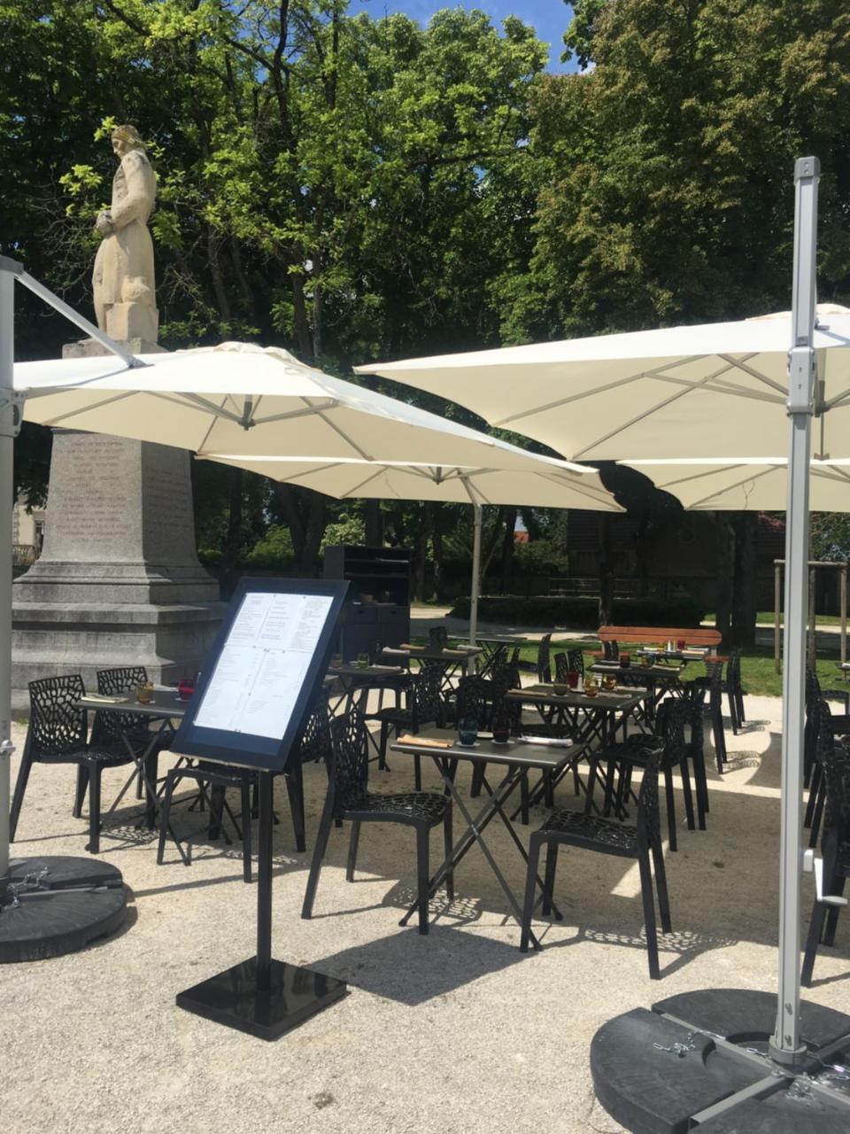 Hotel Restaurant Des Remparts Chaumont  Exterior photo